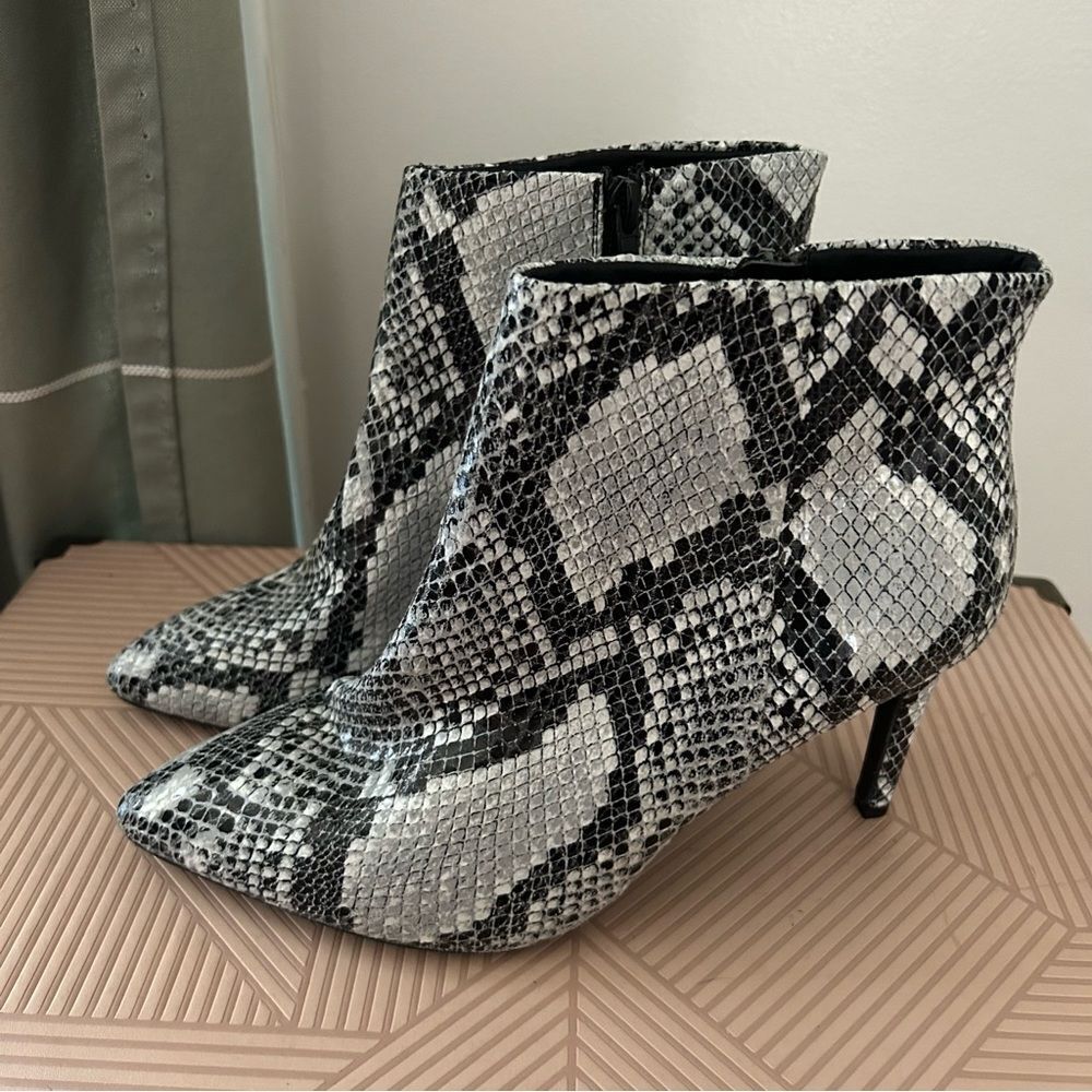 Worthington Heeled Ankle Booties Faux Snakeskin Gray Black White Lorna Casual - Picture 3 of 12